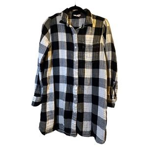 𝅺😎 Joe Fresh Black and White Plaid Long Sleeved Shirt Sz L